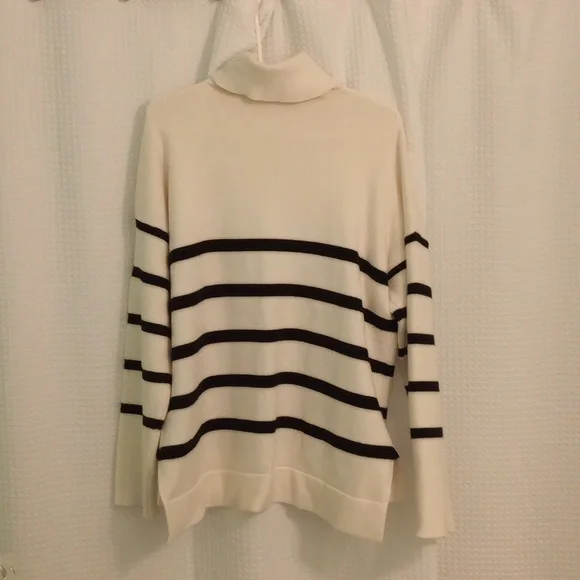 Super Soft Oversized Split Hem Turtleneck Sweater - Size: Large - Picture 8 of 10